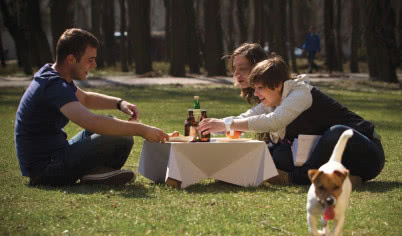 Meble z tektury - stolik Pic-nic