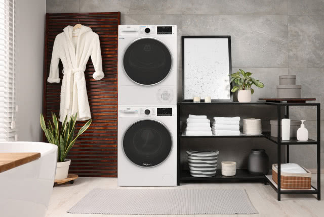 pralka, suszarka, drabinka na ścianie, szlafrok, wanna wolnostojąca, półki na ręczniki, kosmetyki i środki czystości, pudełka