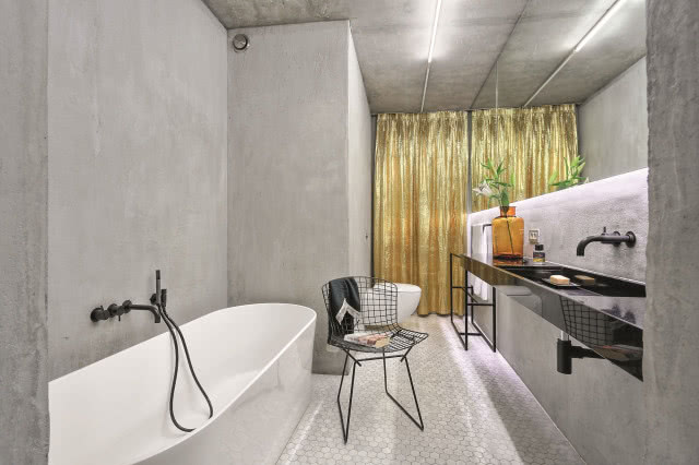 Szara łazienka ze złotymi zasłonami