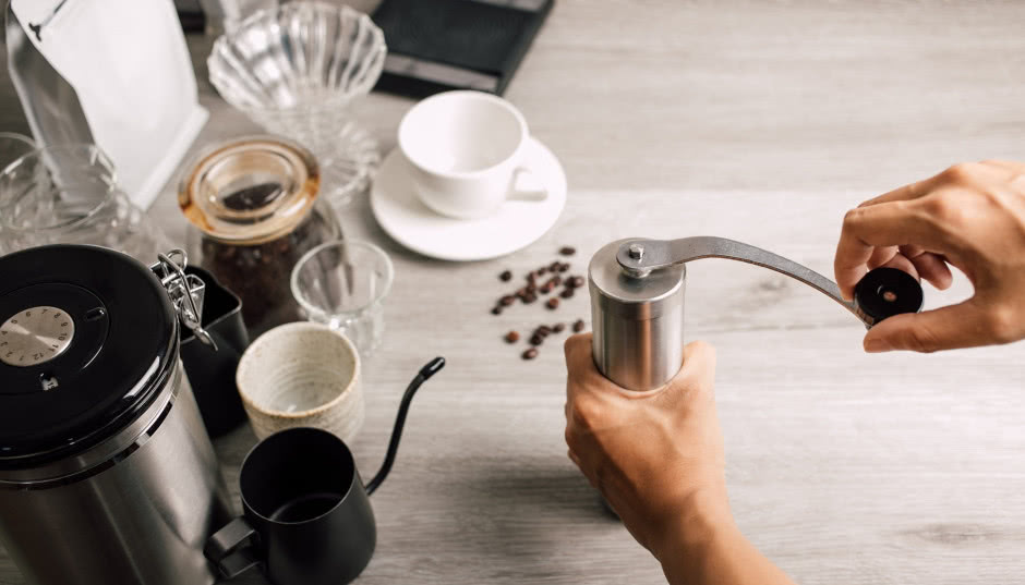 Ręczny ekspres do kawy z młynkiem - nowy trend, czy przeżytek?