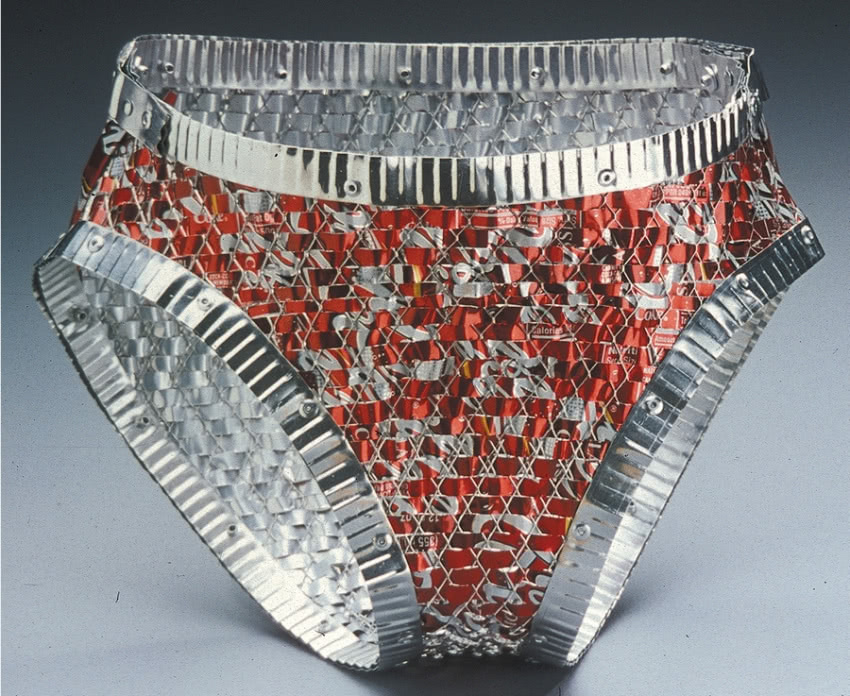 Niewymownie uwierająca bielizna z puszek po...