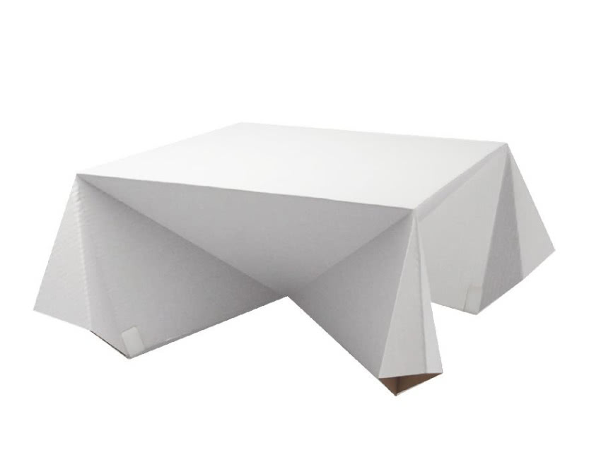 Tekturowy stolik Pic-nic przypomina unoszący się...