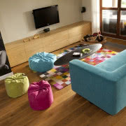 Leciwy okrągły stół pomaga stworzyć klimat...