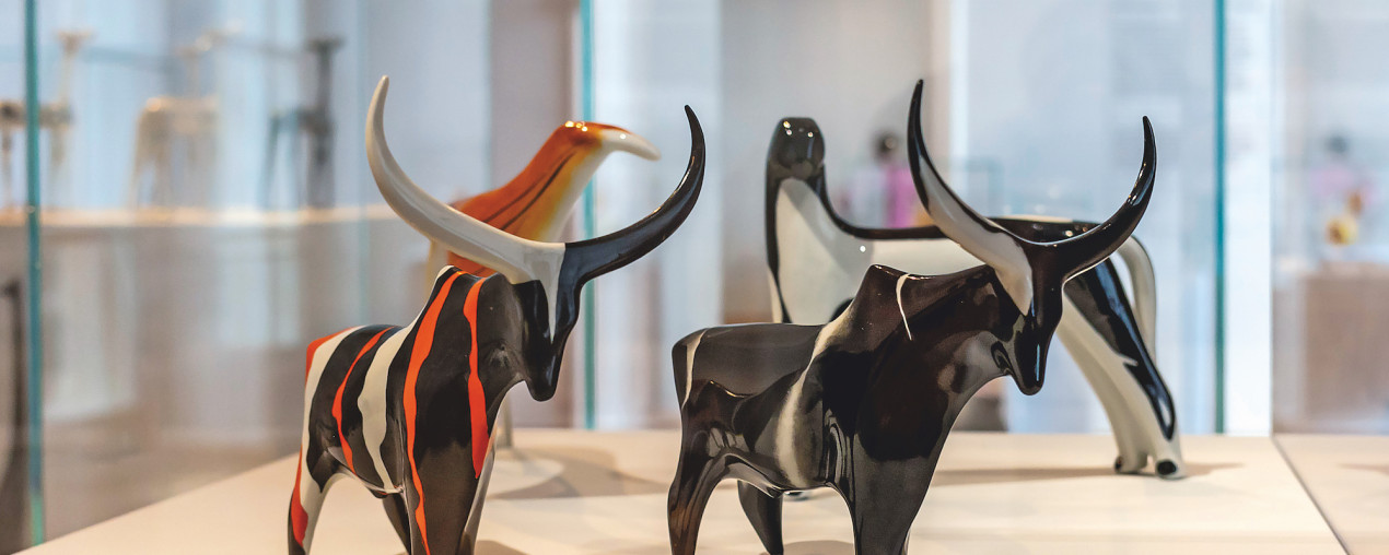Porcelanowe figurki z lat 50. i 60. Kiedyś ustawiane na meblościankach, dziś obiekty kolekcjonerskiego pożądania