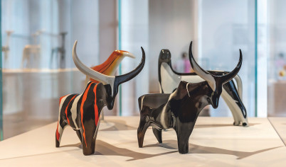 Porcelanowe figurki z lat 50. i 60. Kiedyś ustawiane na meblościankach, dziś obiekty kolekcjonerskiego pożądania