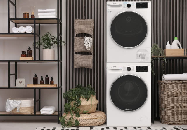 pralka, suszarka, kosz wiklinowy na pranie, środki czystości, środki do prania, kwiat w doniczce, regał na ręczniki, kosmetyki