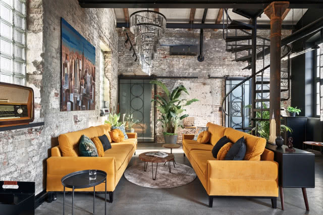 Industrialny loft z żółtymi sofami