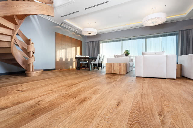 jasna podłoga drewniana, drewniane schody, kanapa. stół z krzesłami