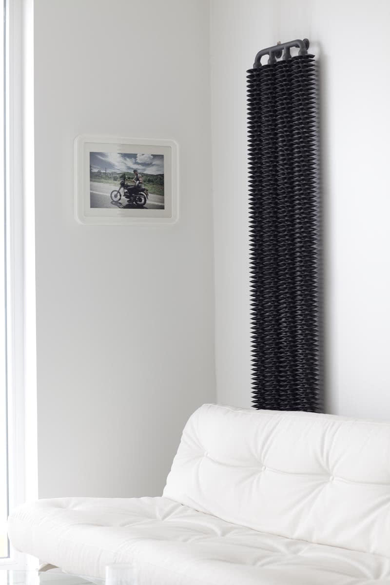 Po prawej mocny akcent aranżacyjny: "fabryczny"...