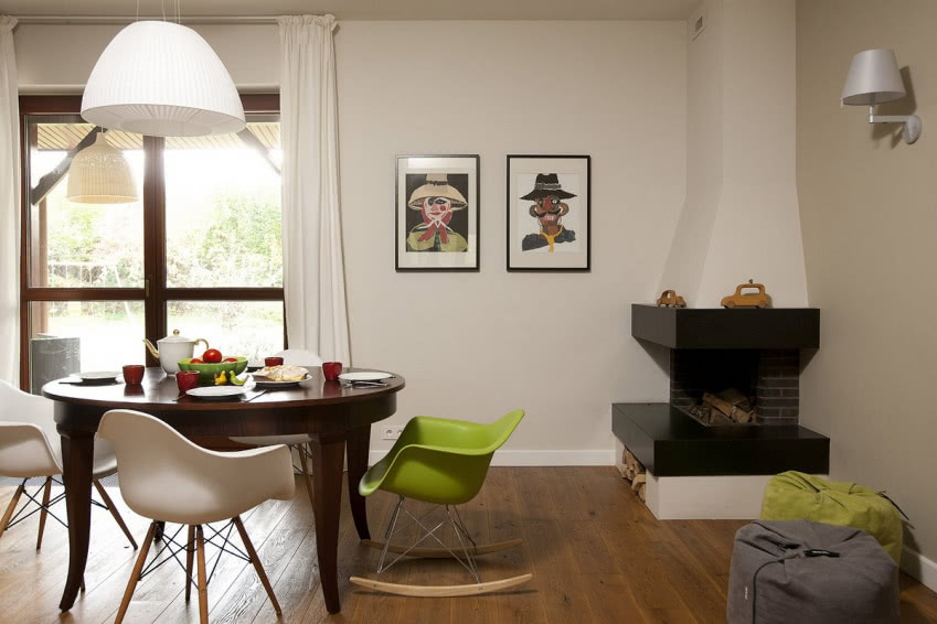 Leciwy okrągły stół pomaga stworzyć klimat...