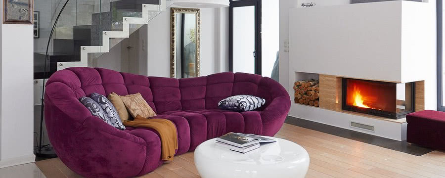 Biały salon i fioletowa kanapa w roli głównej