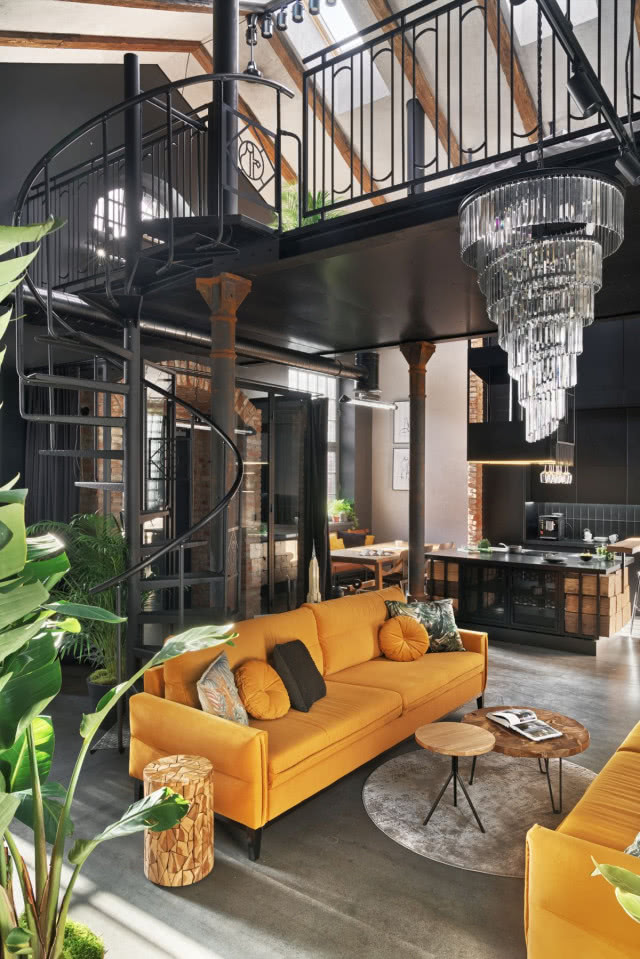 Żółta sofa we wnętrzu industrialnym