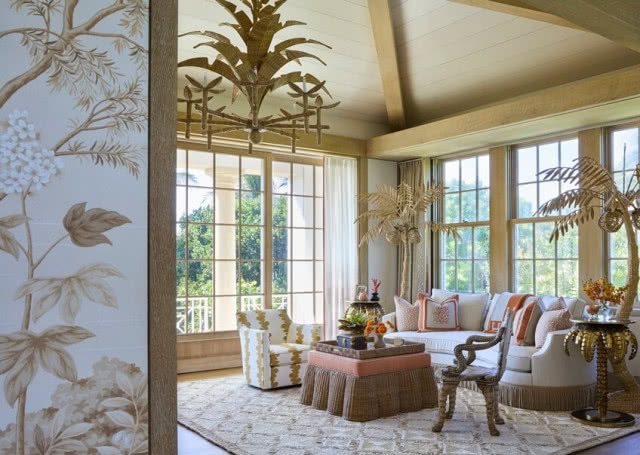 salonik z oryginalnymi stolikami, krzesłem i pufem