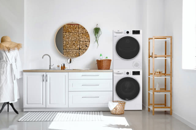 pralka i suszarka w kuchni, okrągłe lustro, bateria zlewozmywakowa, białe fronty szafek, manekin na szlafrok i kapelusz, dywan