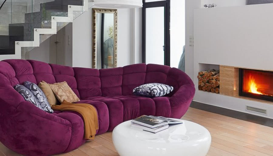 Biały salon i fioletowa kanapa w roli głównej