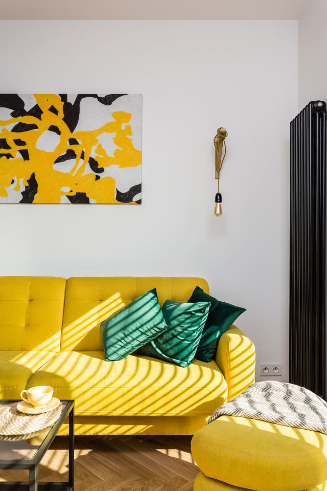 Żółta sofa w salonie