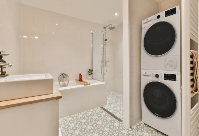 łazienka, pralka i suszarka, kabina prysznicowa, deszczownica, obudowana wanna, umywalka nablatowa