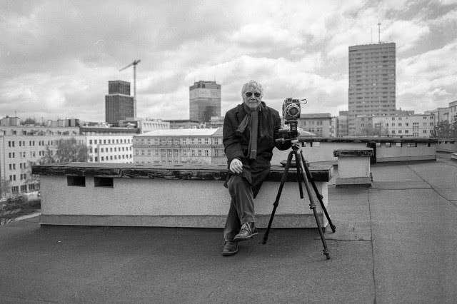 Portret Tadeusza Rolke ze statywem na dachu