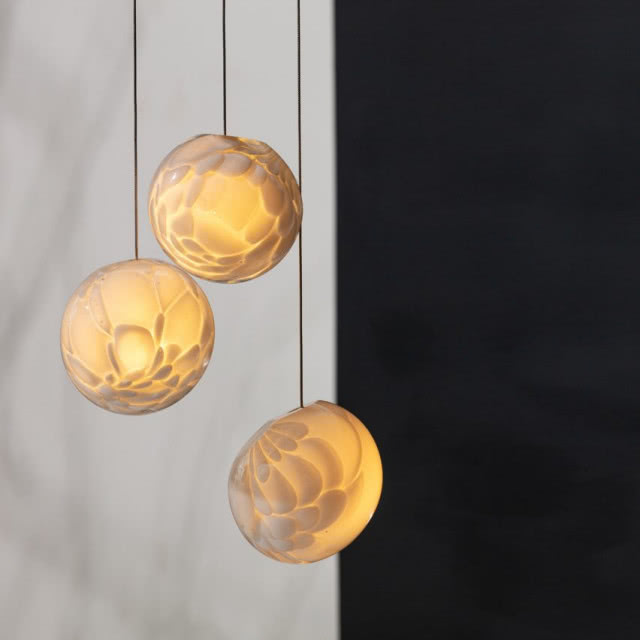 Lampa wisząca 118  jest dostępna jako pojedyncza lampa wisząca lub grupa lamp.