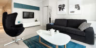 Biel z kroplą turkusu - nowoczesny apartament - salon - Dragon Art