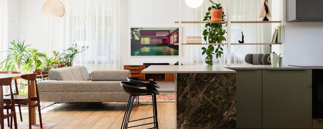 Klimatyczny dom w stylu modern retro. Wyposażono go w meble z lat 70.!