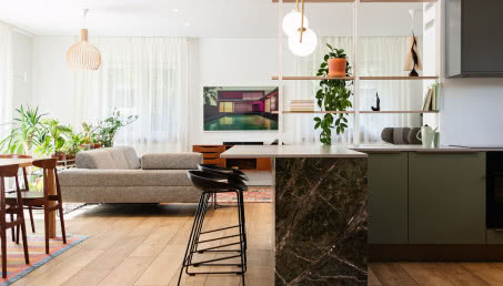 Klimatyczny dom w stylu modern retro. Wyposażono go w meble z lat 70.!