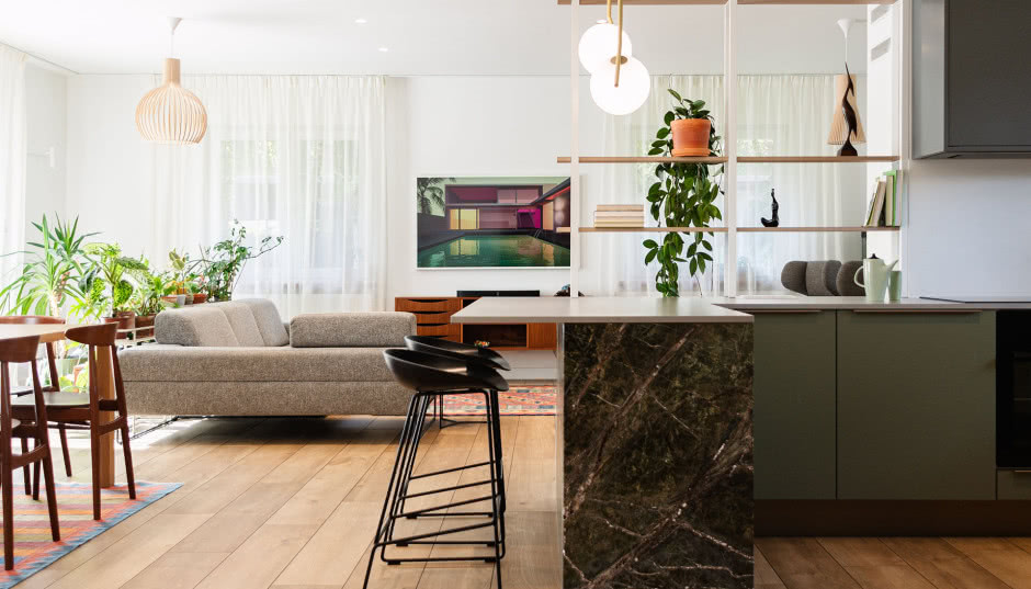 Klimatyczny dom w stylu modern retro. Wyposażono go w meble z lat 70.!