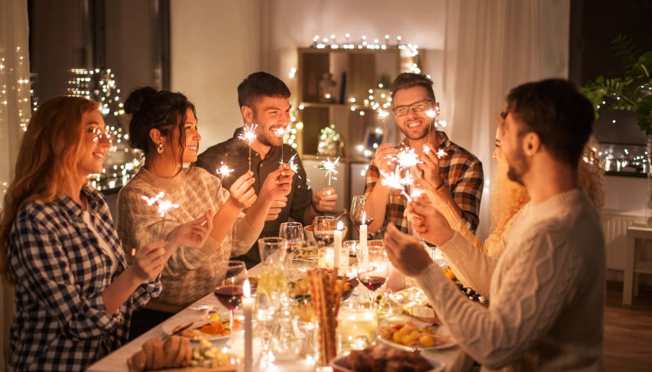 Co robić w sylwestra w domu: 15 fajnych pomysłów na sylwestra w domu we dwoje, z przyjaciółmi lub samemu