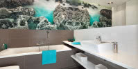 Biel z kroplą turkusu - nowoczesny apartament - łazienka - Dragon Art