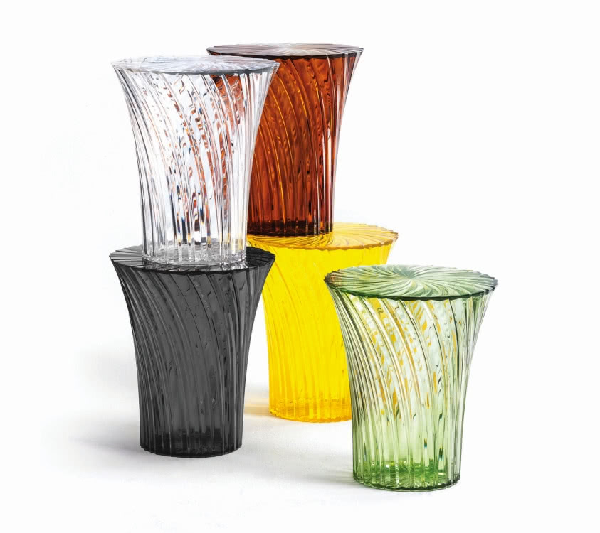 Sparkle - seria stolików wykonanych z plastiku....