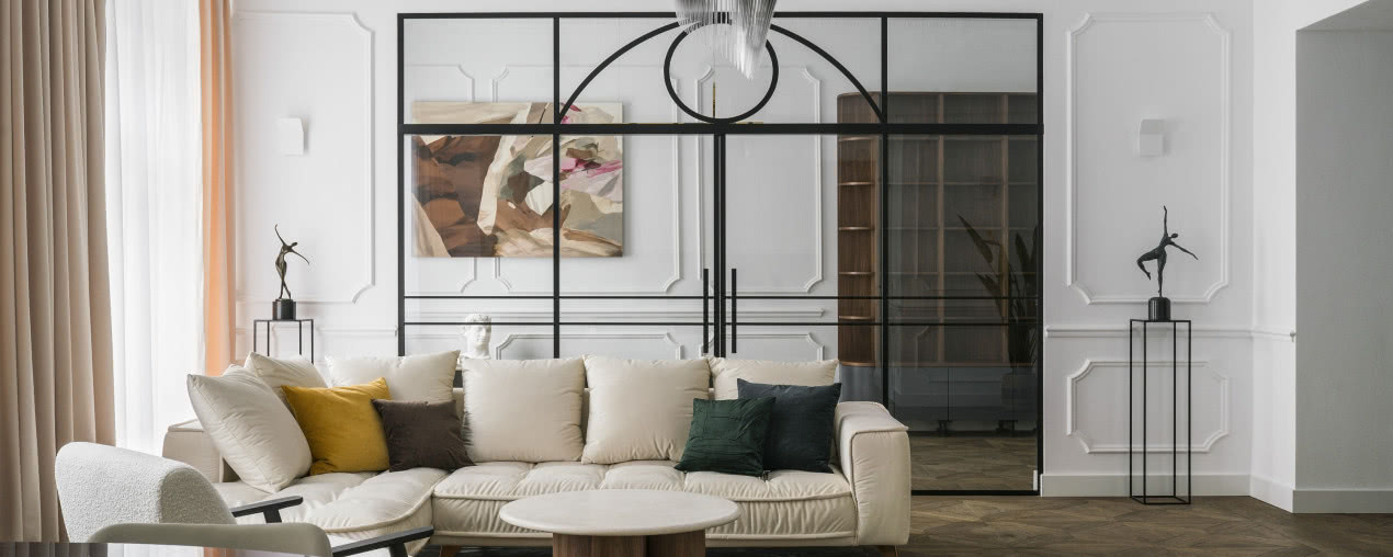 Mieszkanie w kamienicy w bieli i brązie - dominuje w nim styl paryski!