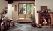 Salon z kominkiem w wiejskim stylu
