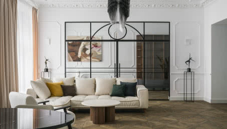 Mieszkanie w kamienicy w bieli i brązie - dominuje w nim styl paryski!