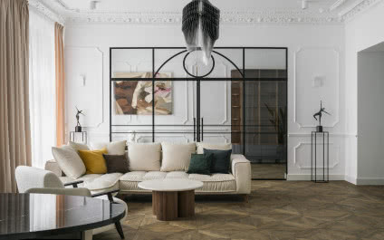 Mieszkanie w kamienicy w bieli i brązie - dominuje w nim styl paryski!