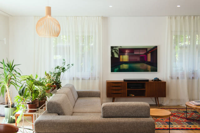 Salon w stylu vintage z meblami z lat 70.