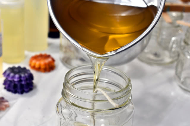 Lanie wosku do świeczki