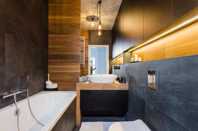 Łazienka w czerni i drewnie