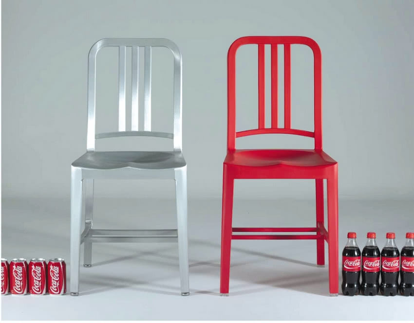 Krzesła z przetworzonych puszek i butelek po...