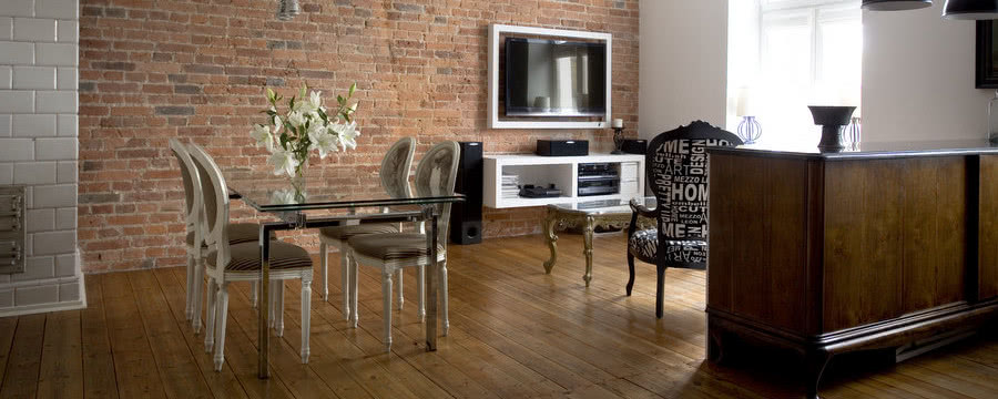 Redesign mieszkania - ściana z cegły, antyki i design