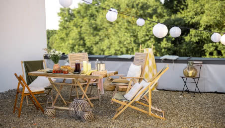 Szybka metamorfoza balkonu na lato. Pomysły, jak go tanio odmienić!