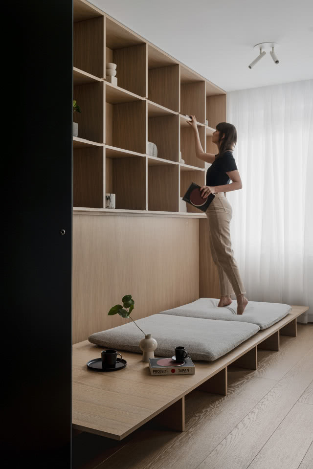 drewniana szafka w kolorze dębowym