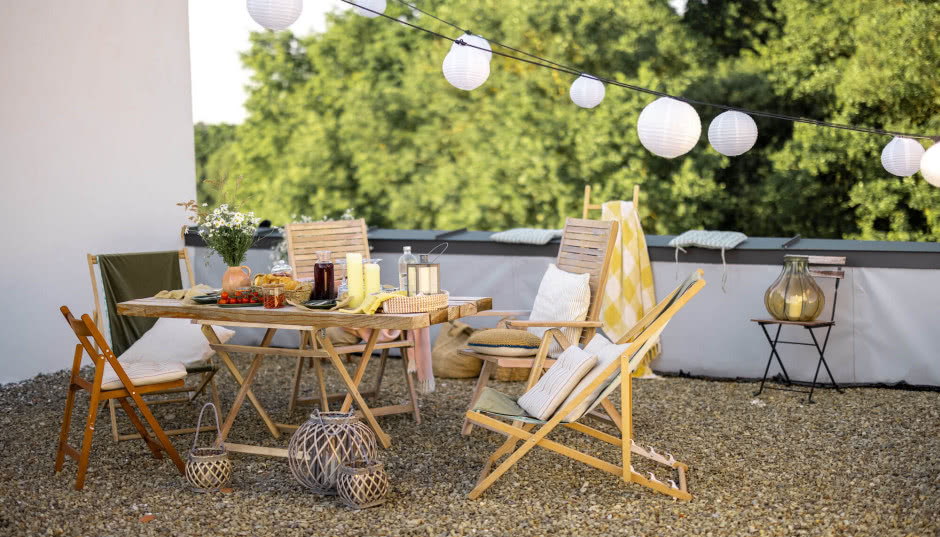 Szybka metamorfoza balkonu na lato. Pomysły, jak go tanio odmienić!