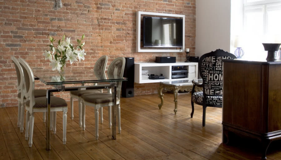 Redesign mieszkania - ściana z cegły, antyki i design