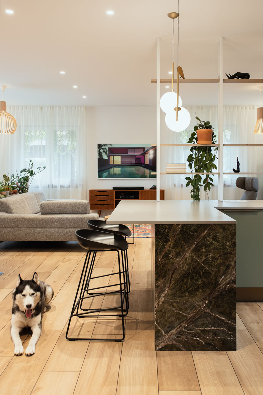 W części dziennej króluje drewno i...