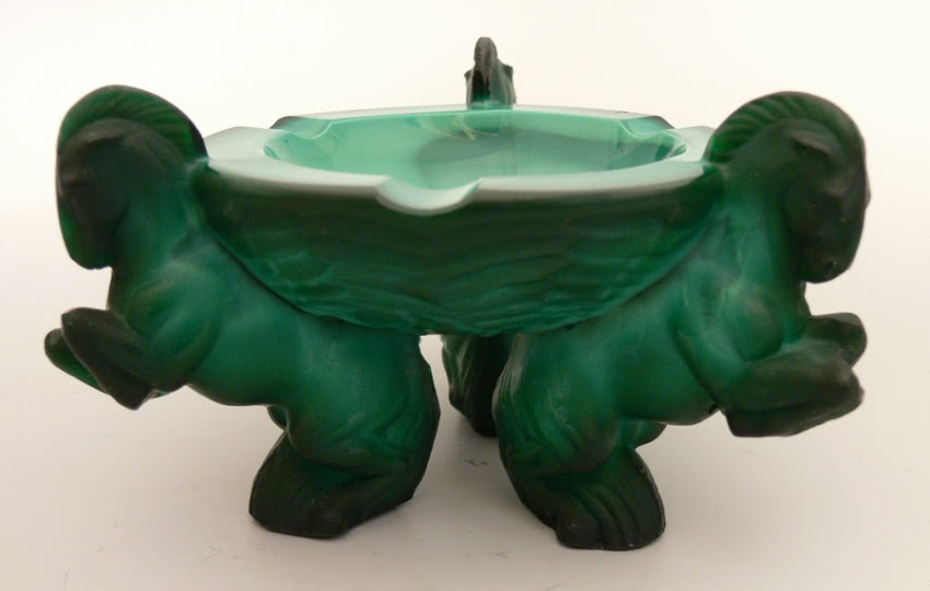 Popielnica (l. 1934-39), szkło jadeitowe,...