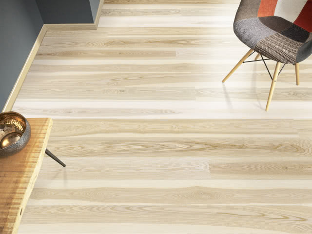 deska podłogowa, fotel, stolik, misa na bibeloty