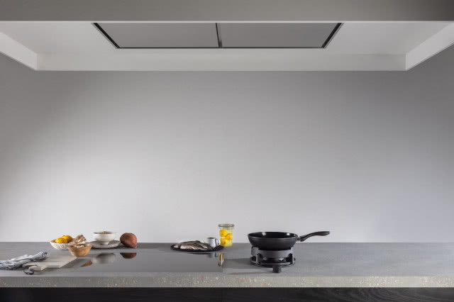 Przyjemność gotowania z okapami NOVY! Okap sufitowy, patelnia białe ściany