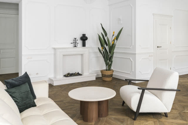 Mieszkanie w kamienicy w bieli i brązie