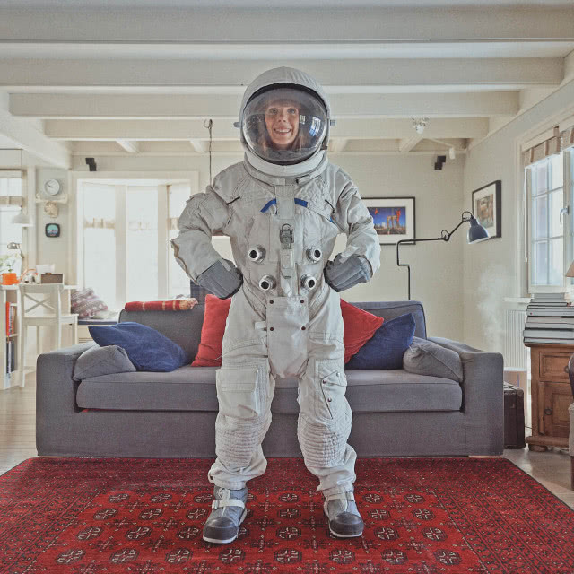 Jo Jurga w stroju kosmonauty
