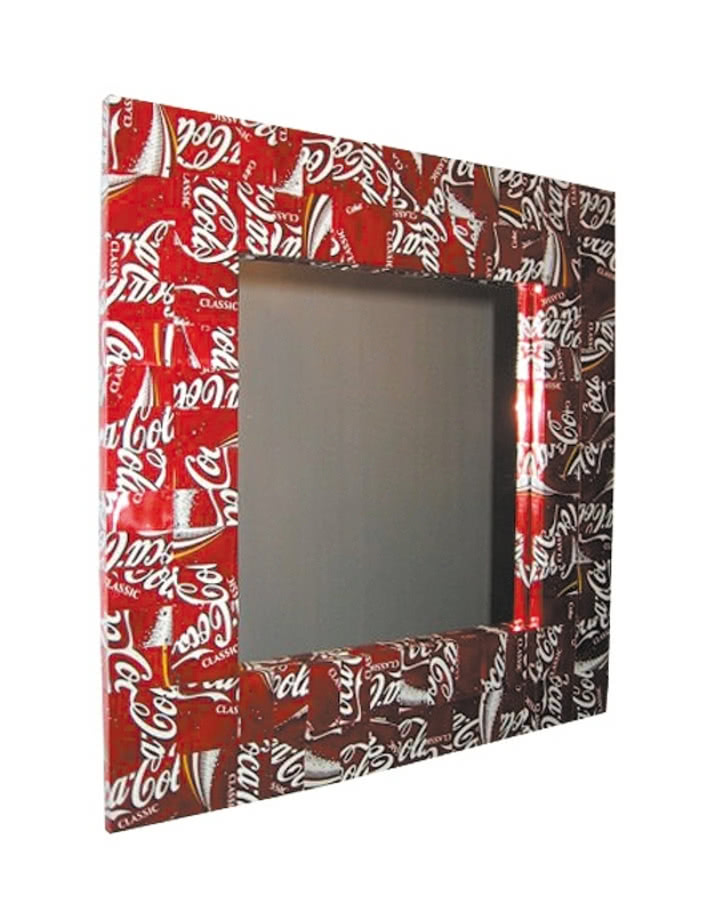 Lustro z ramą pokrytą patchworkiem z puszek,...